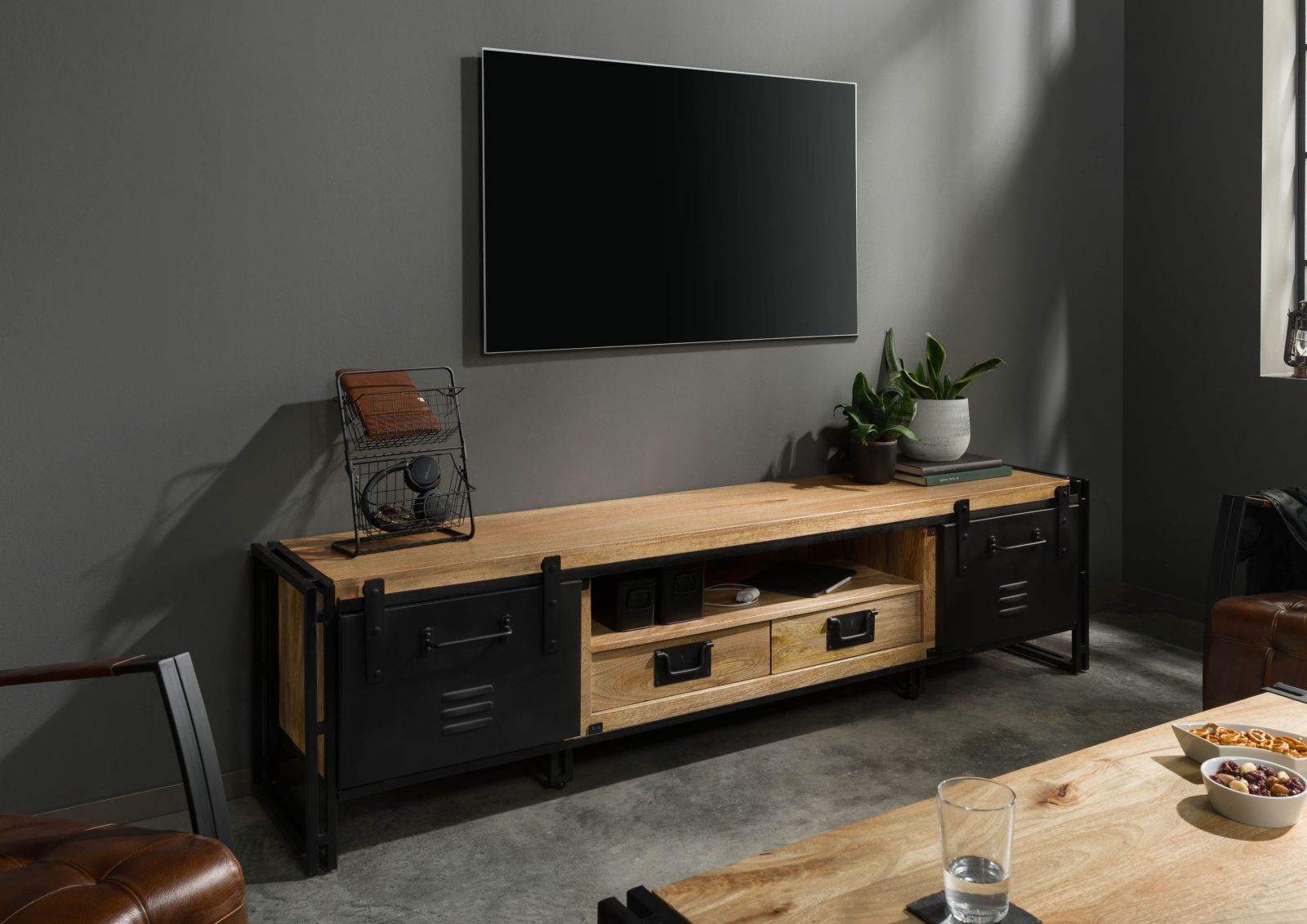 Meuble télé en bois et métal noir 2m design industriel